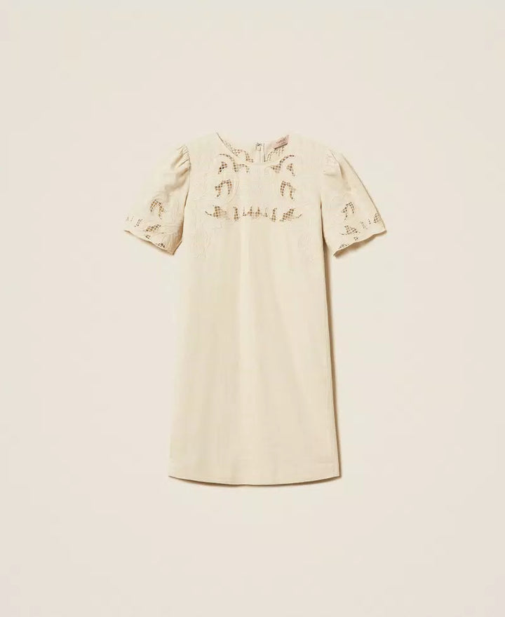 Robe courte droite à broderie florale