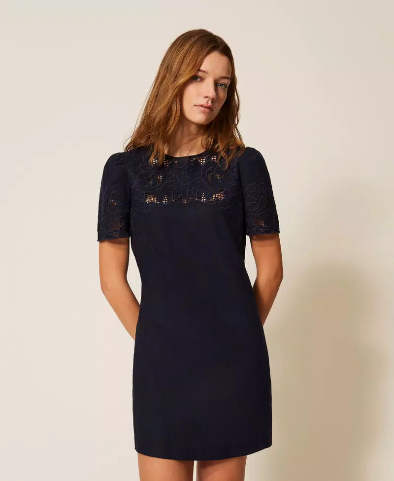 Robe courte droite à broderie florale