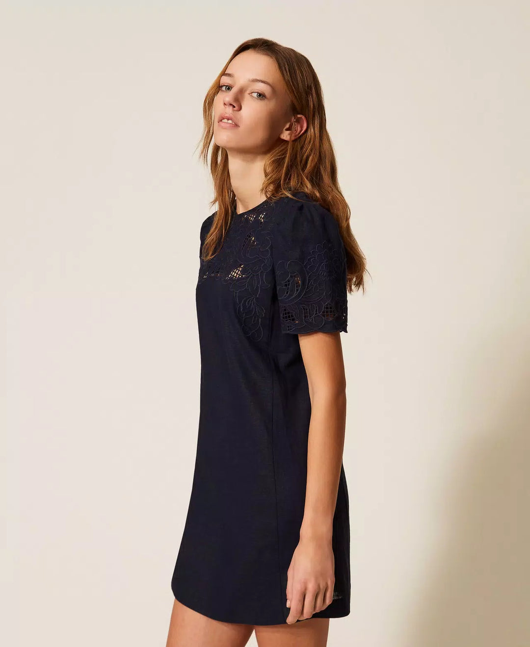 Robe courte droite à broderie florale