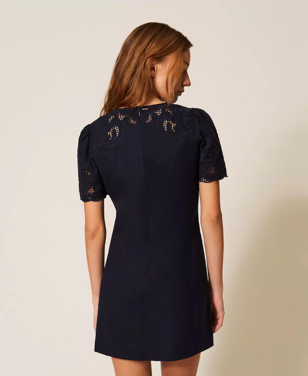 Robe courte droite à broderie florale