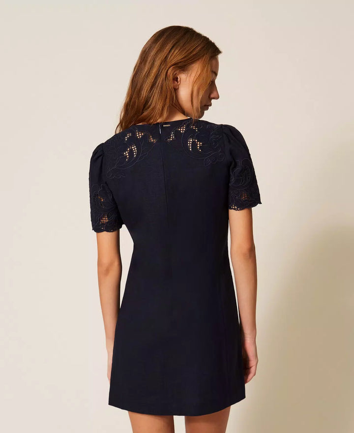Robe courte droite à broderie florale