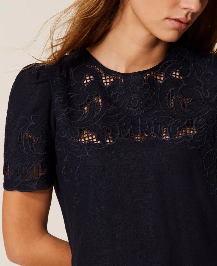 Robe courte droite à broderie florale