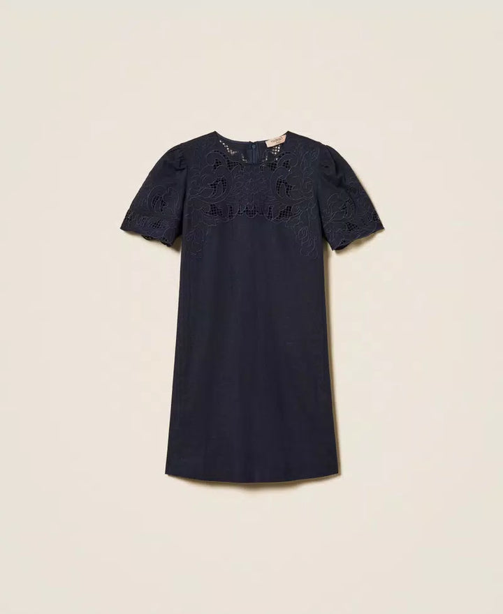 Robe courte droite à broderie florale