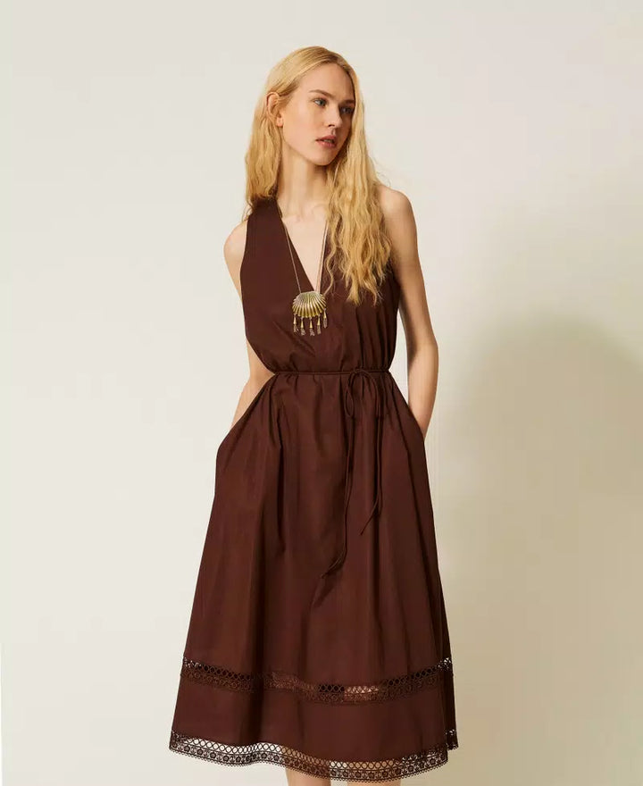 Robe midi ceinturée à broderies ajourées