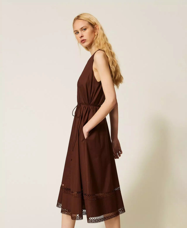 Robe midi ceinturée à broderies ajourées