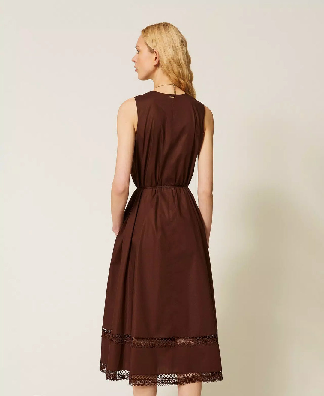 Robe midi ceinturée à broderies ajourées