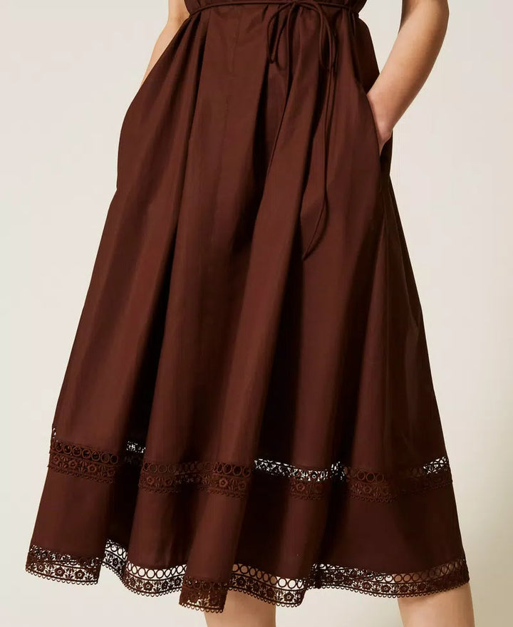 Robe midi ceinturée à broderies ajourées