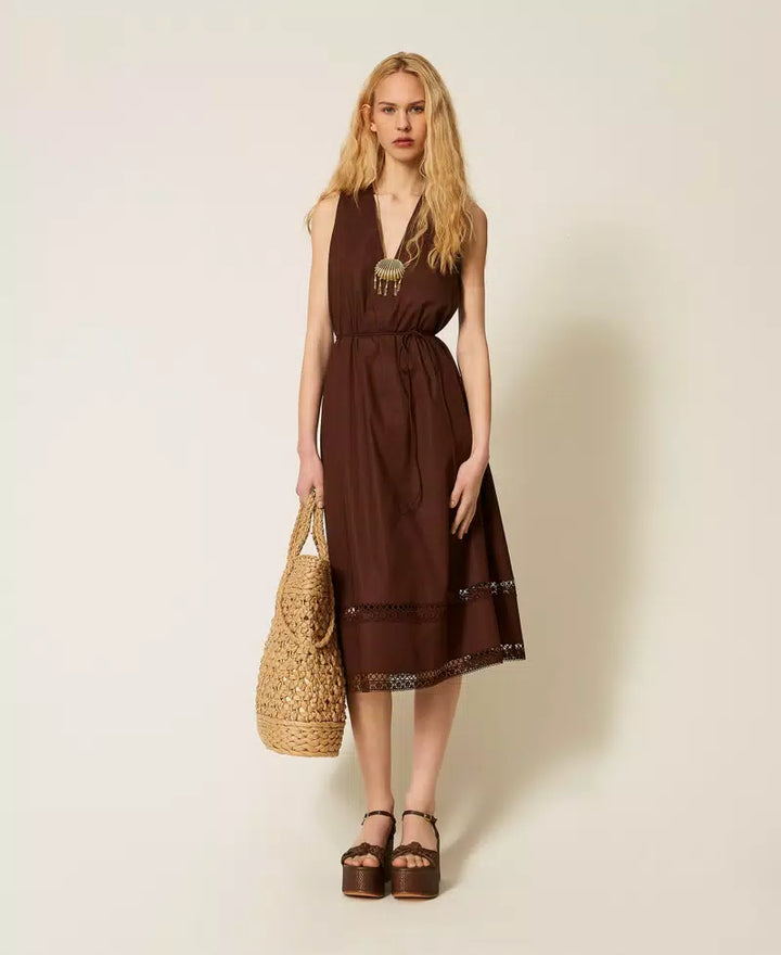 Robe midi ceinturée à broderies ajourées