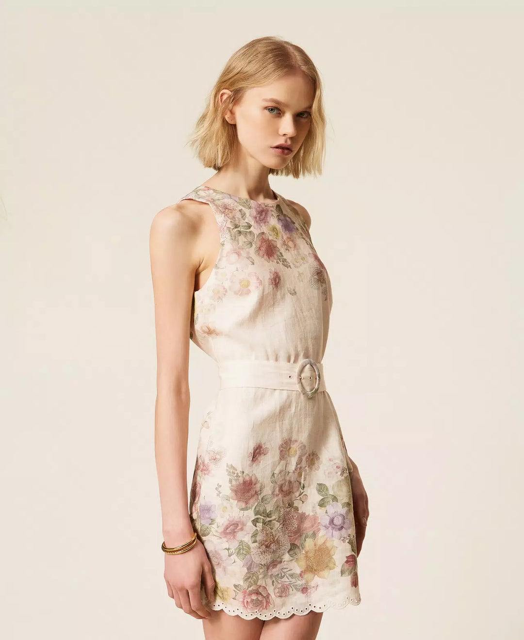 Robe sans manches fleurie avec ceinture