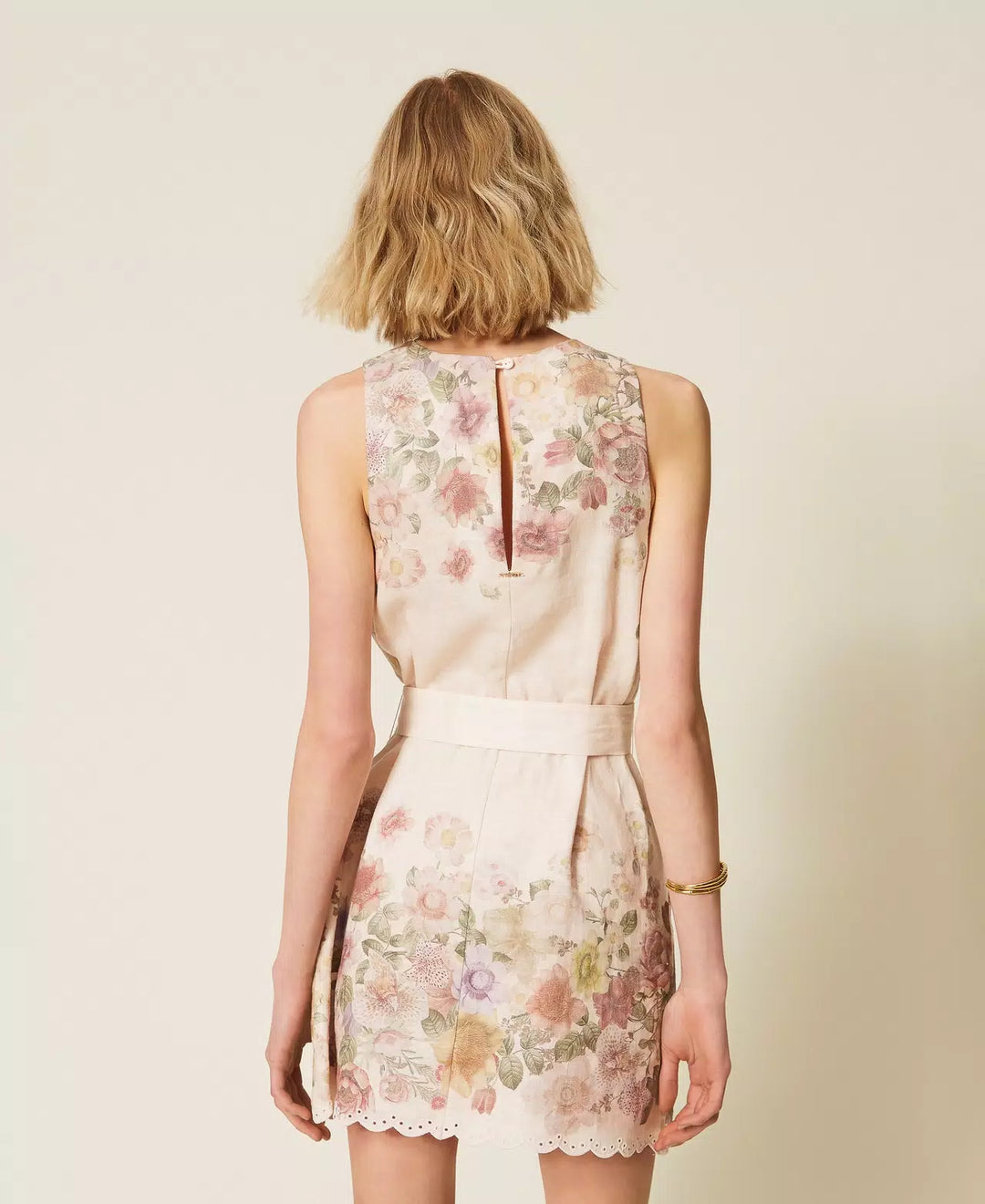 Robe sans manches fleurie avec ceinture