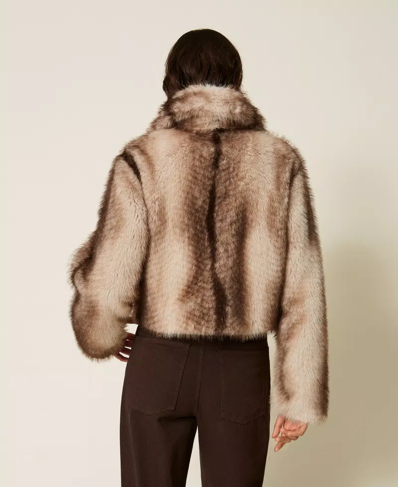 Veste courte en fausse fourrure