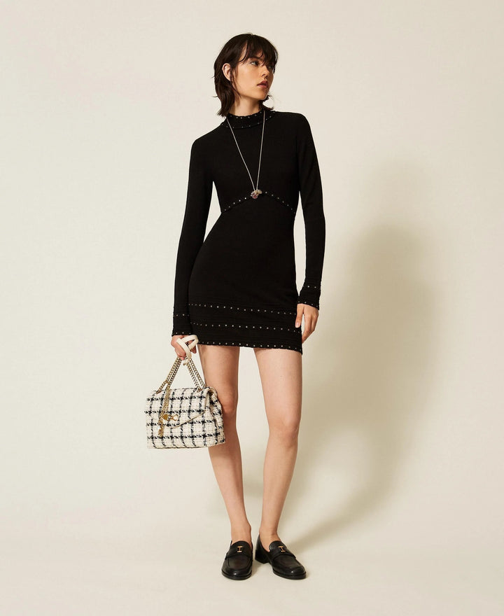 Robe courte ajustée à col montant et détails œillets