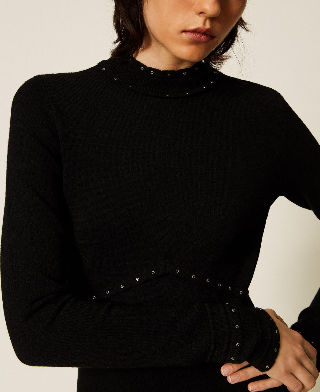 Robe courte ajustée à col montant et détails œillets