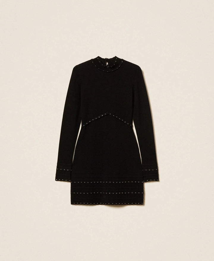 Robe courte ajustée à col montant et détails œillets