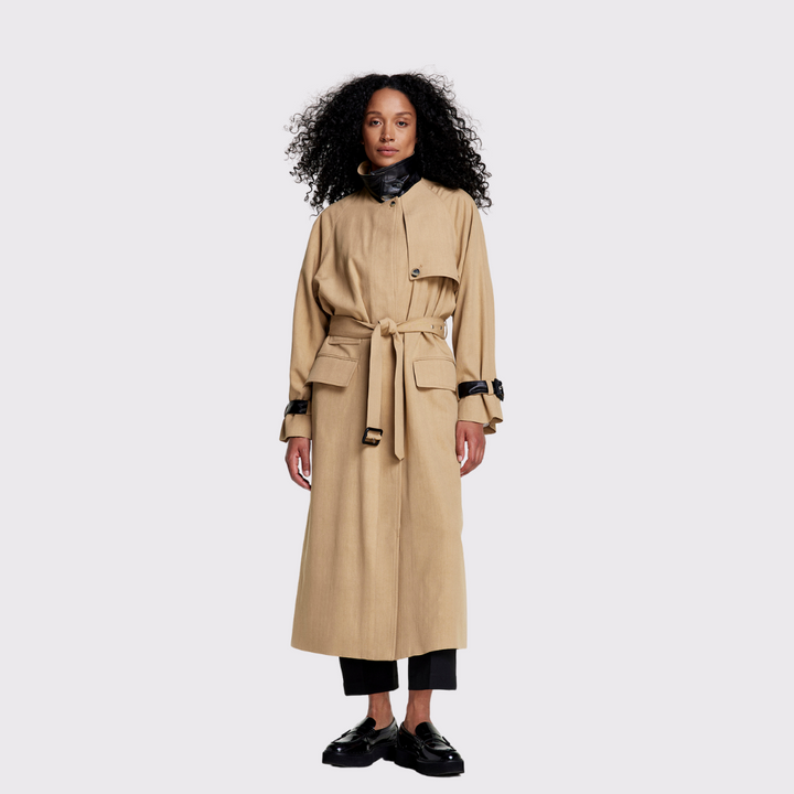 Manteau trench avec détails en cuir et ceinture