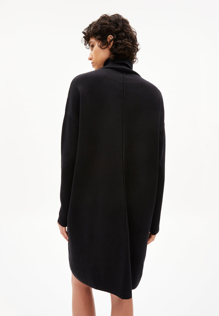 Robe en tricot droite à col roulé Stiniaa