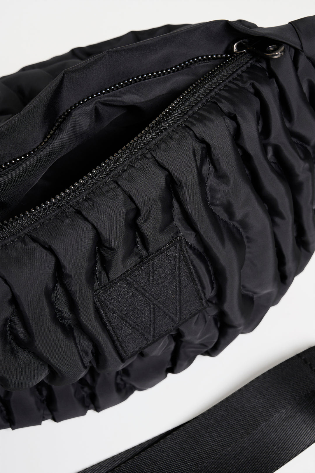 Sac banane matelassé avec motif ondulé Rasidan