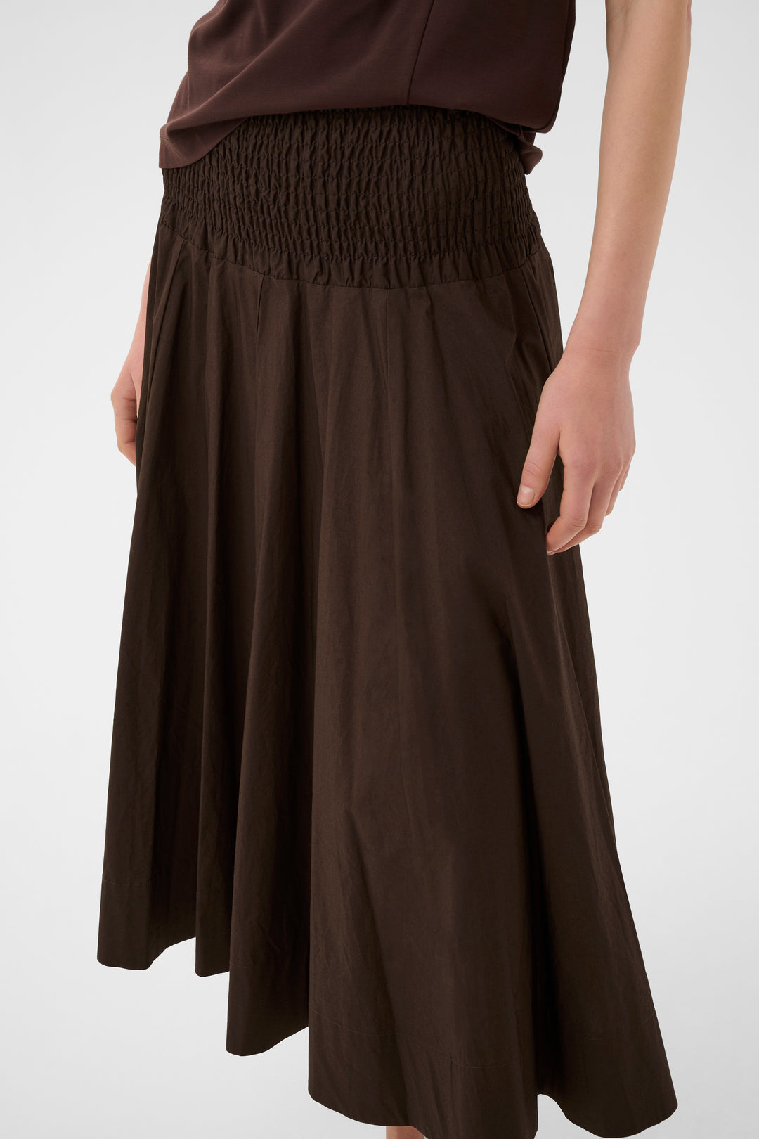 Jupe midi Raven fluide à taille smockée