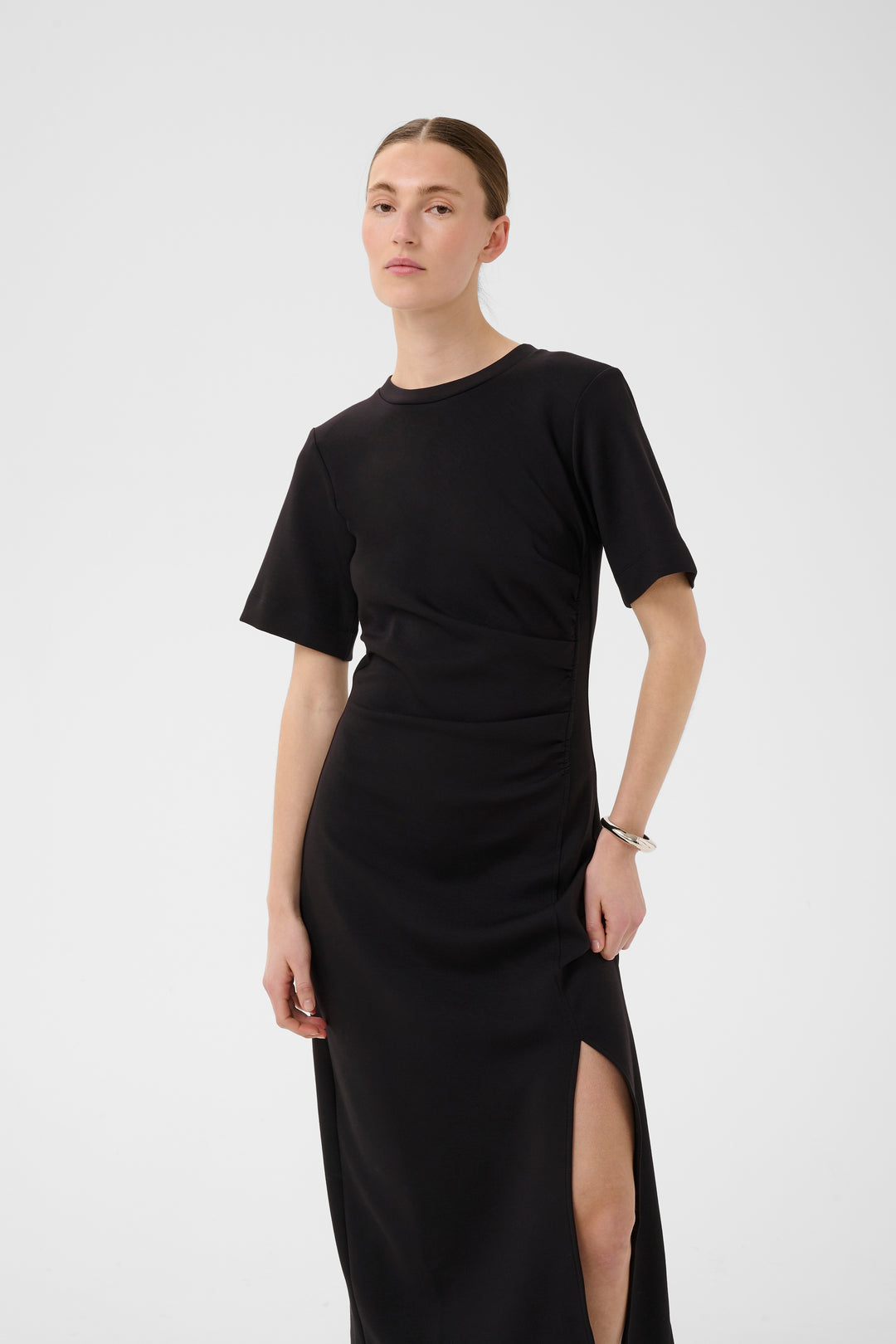 Robe Fari midi ajustée à fente discrète