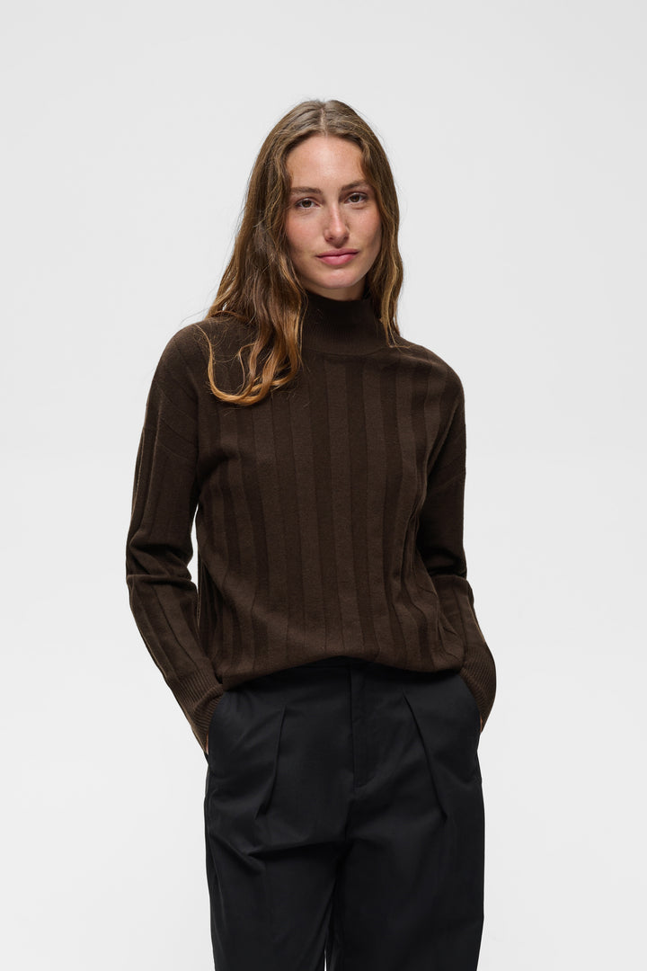 Pull côtelé à col montant Tess Kellsie