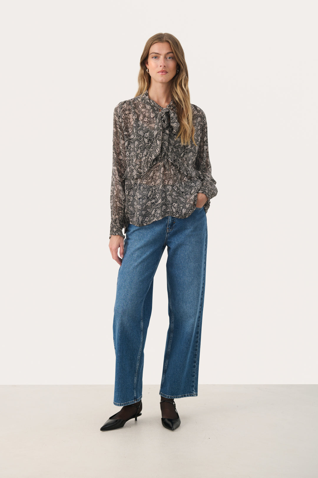 Blouse à col lavallière avec motif feuillage Monika
