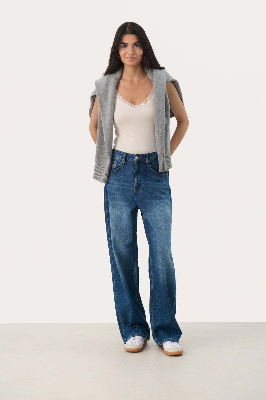 Camisole ajustée avec col en dentelle Jelona