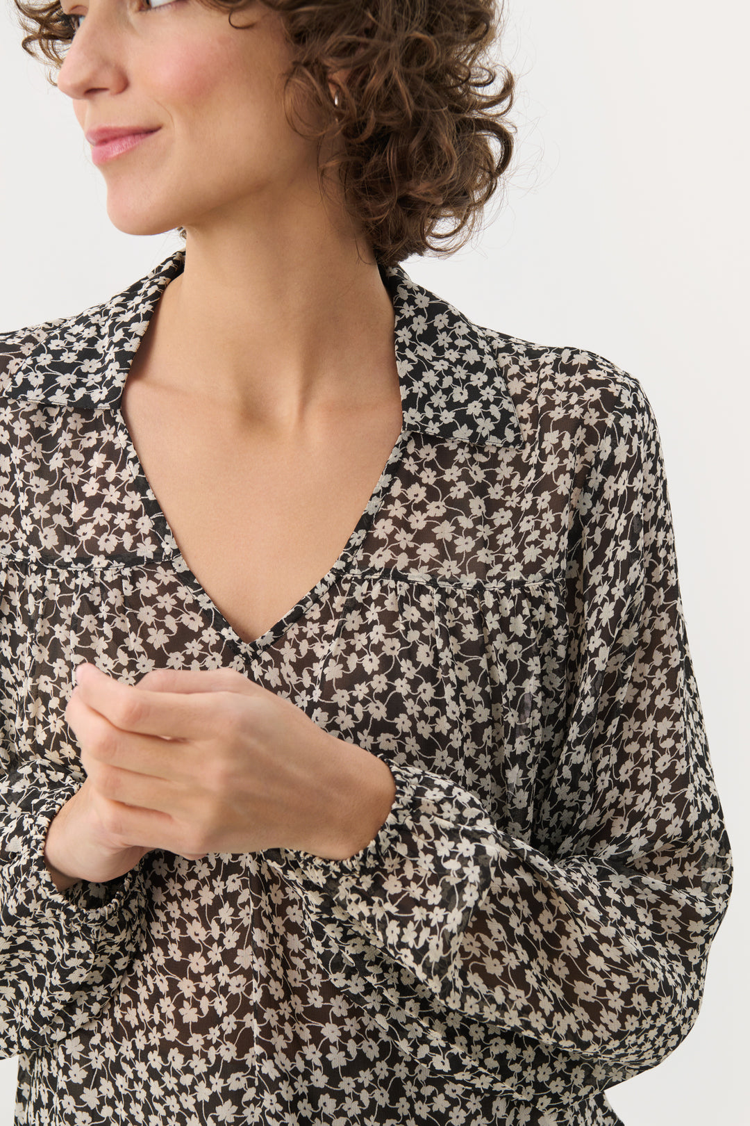 Blouse avec motif floral et col polo ouvert Nicholina