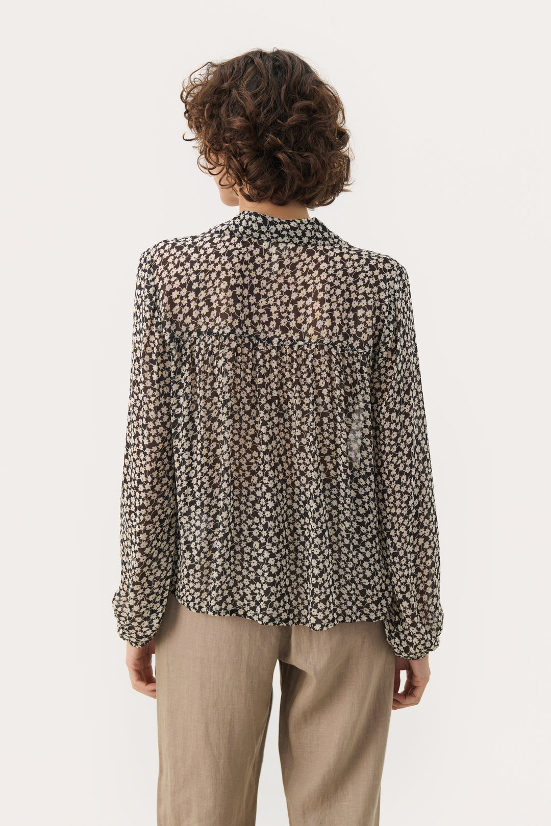 Blouse avec motif floral et col polo ouvert Nicholina
