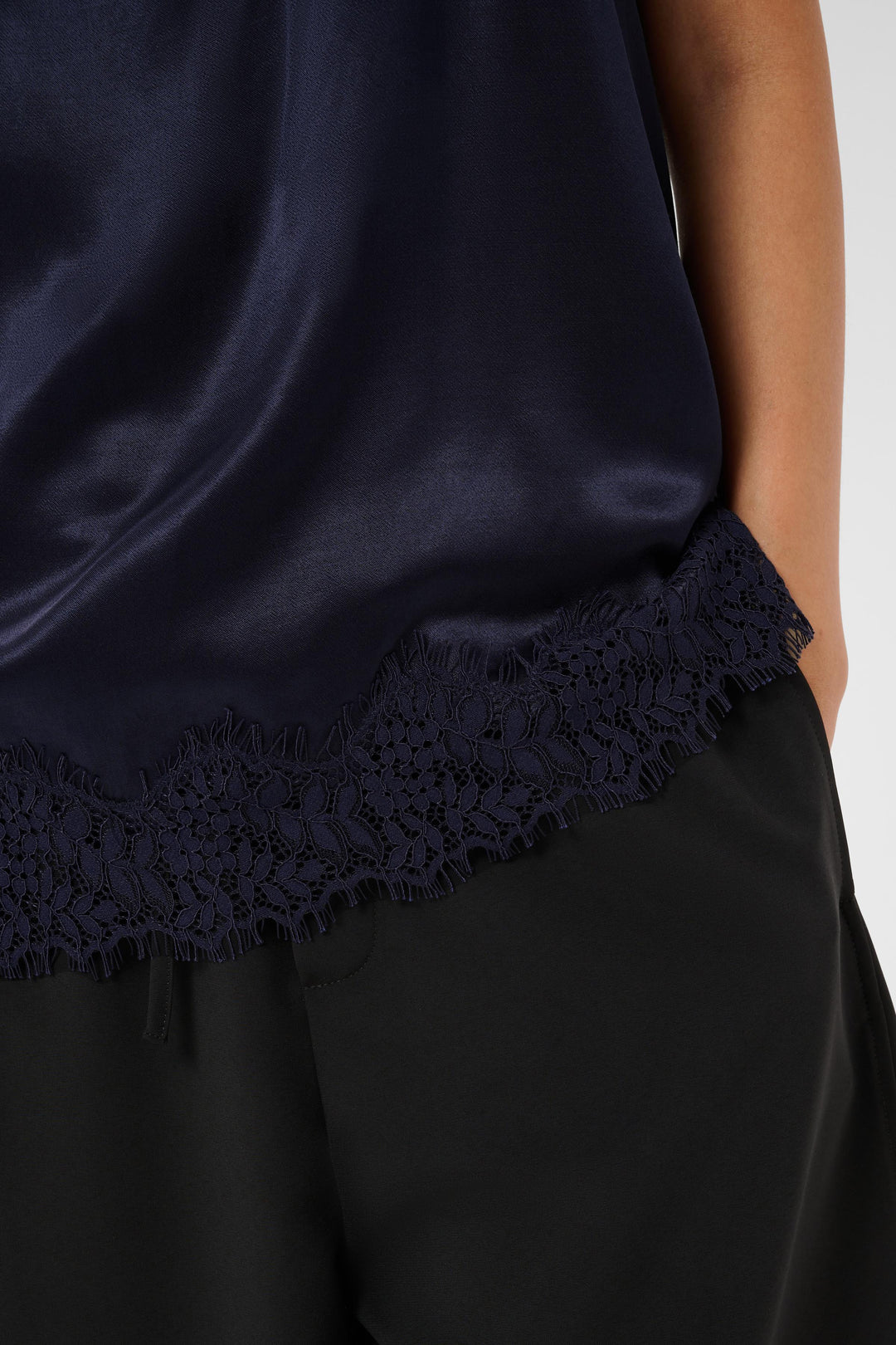 Camisole satinée bordure dentelle Delenn