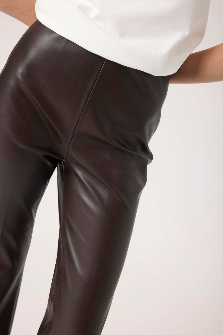 Pantalon crop bootcut en faux cuir Kaylee