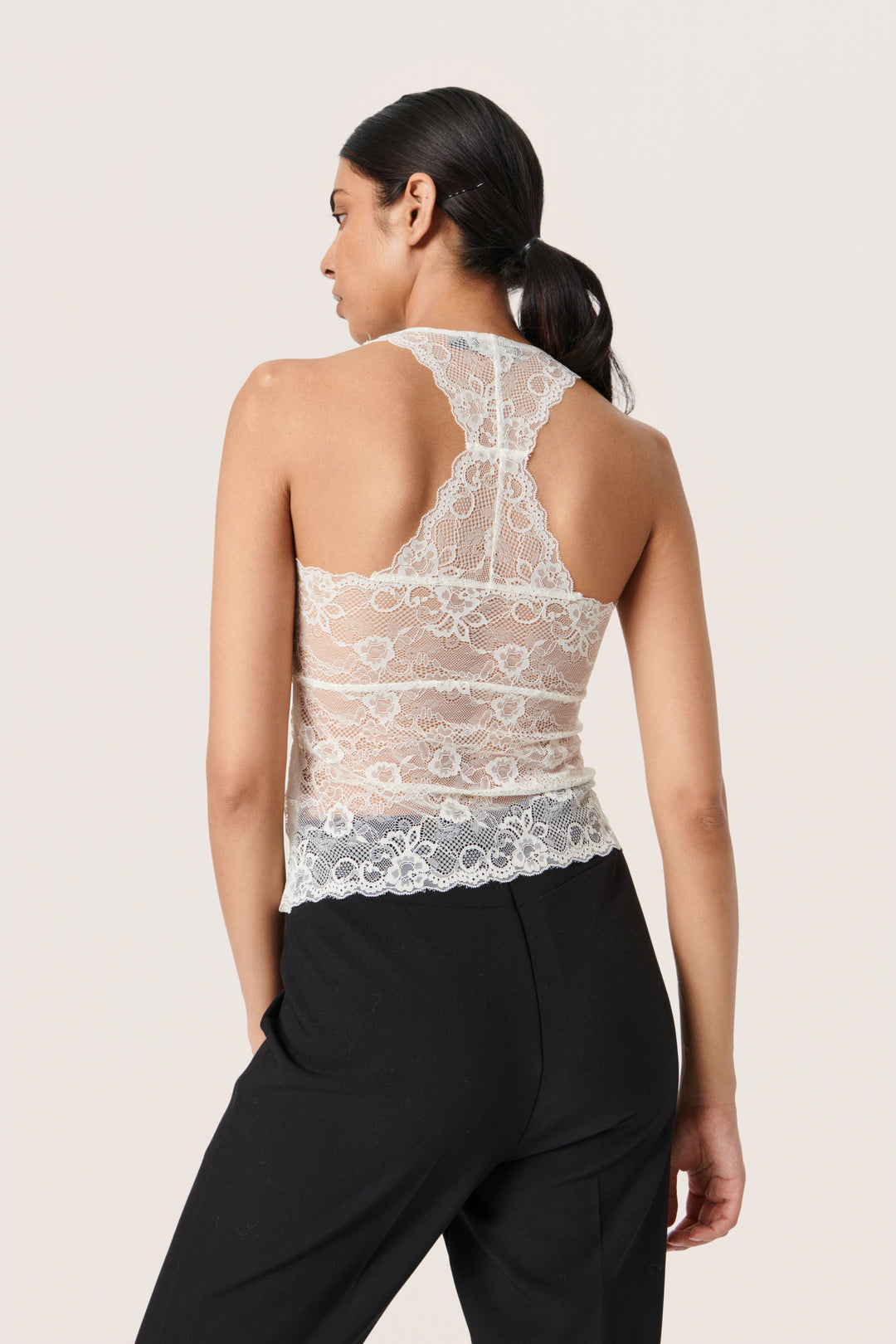 Camisole en satin avec bordure en dentelle BLACK | Dynamite Camisole en satin avec bordure en dentelle BLACK | Dynamite