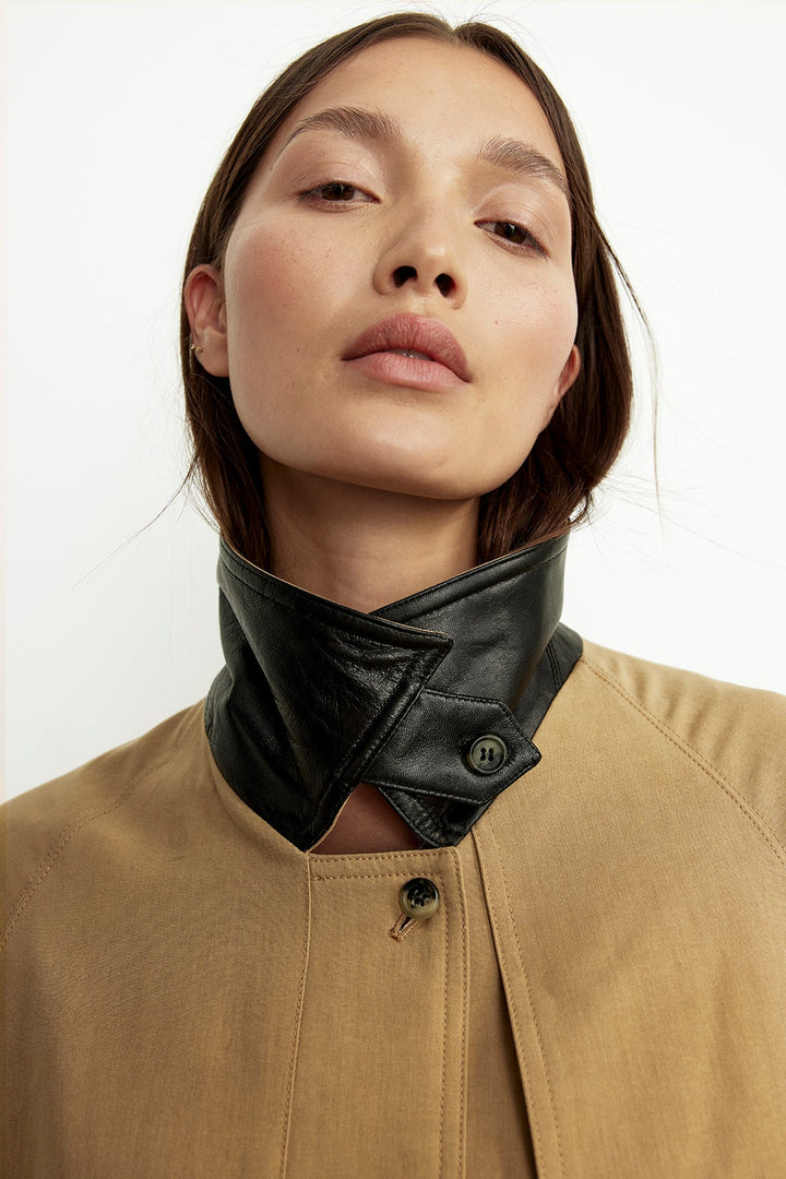 Manteau trench avec détails en cuir et ceinture
