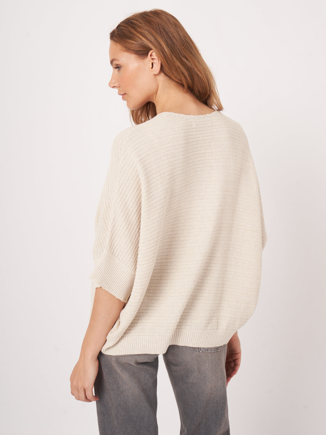 Pull en maille texturée avec bouton décoratif