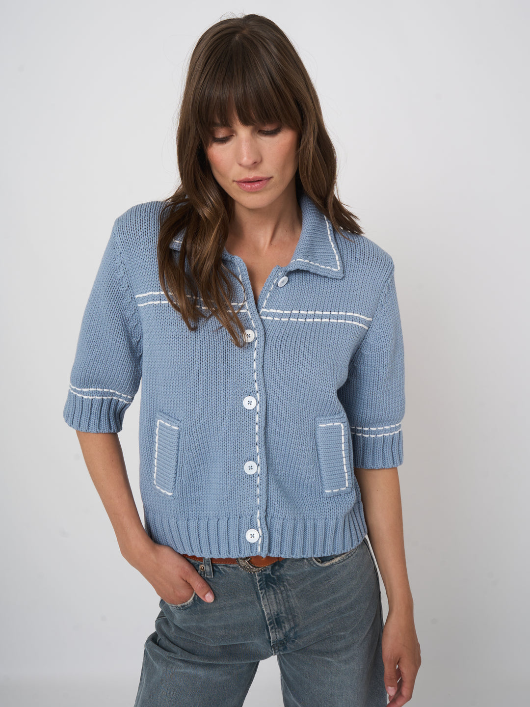 Cardigan en tricot à surpiqûres contrastantes
