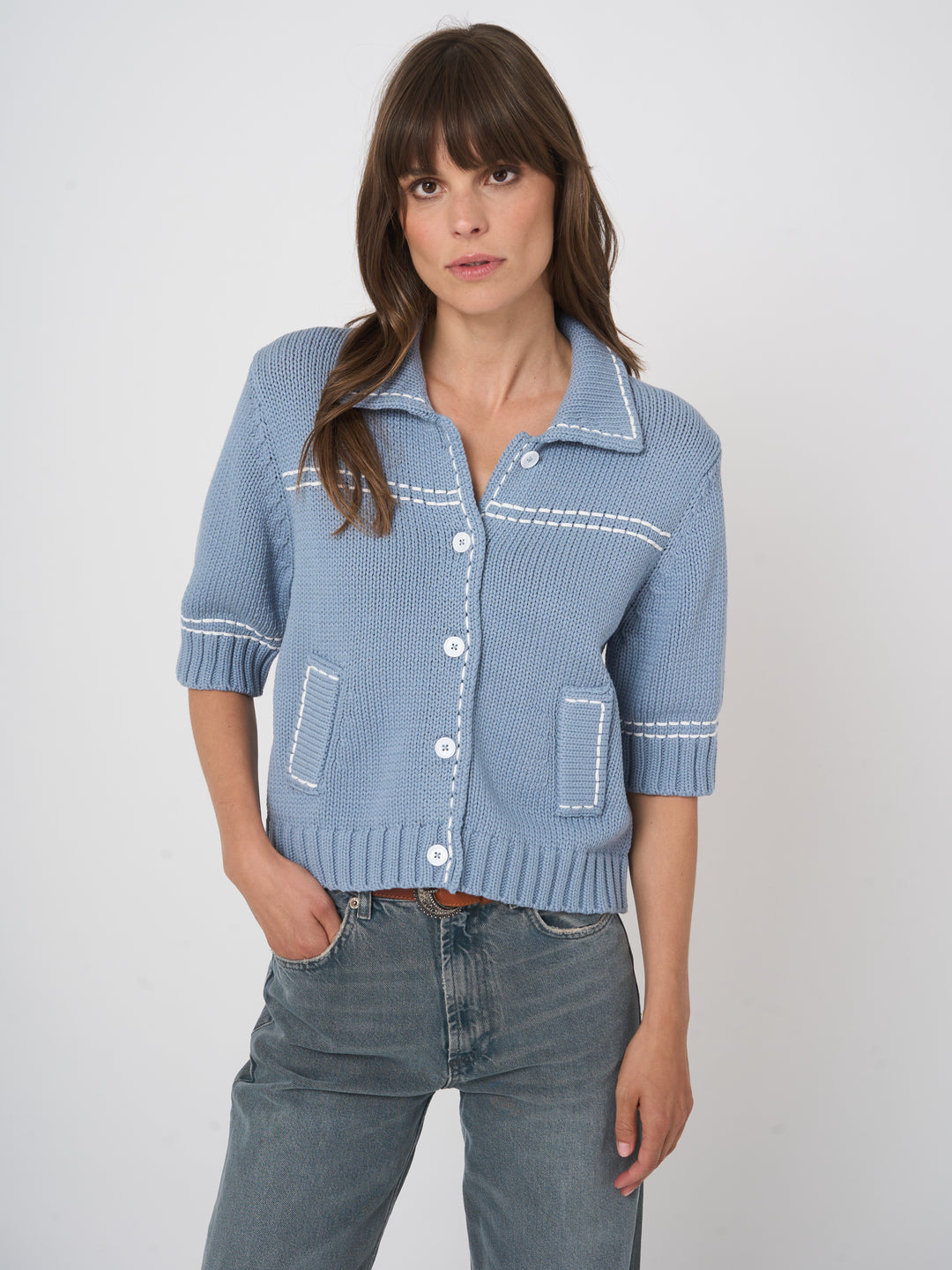 Cardigan en tricot à surpiqûres contrastantes