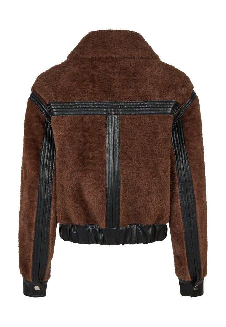 Manteau court à détails contrastants