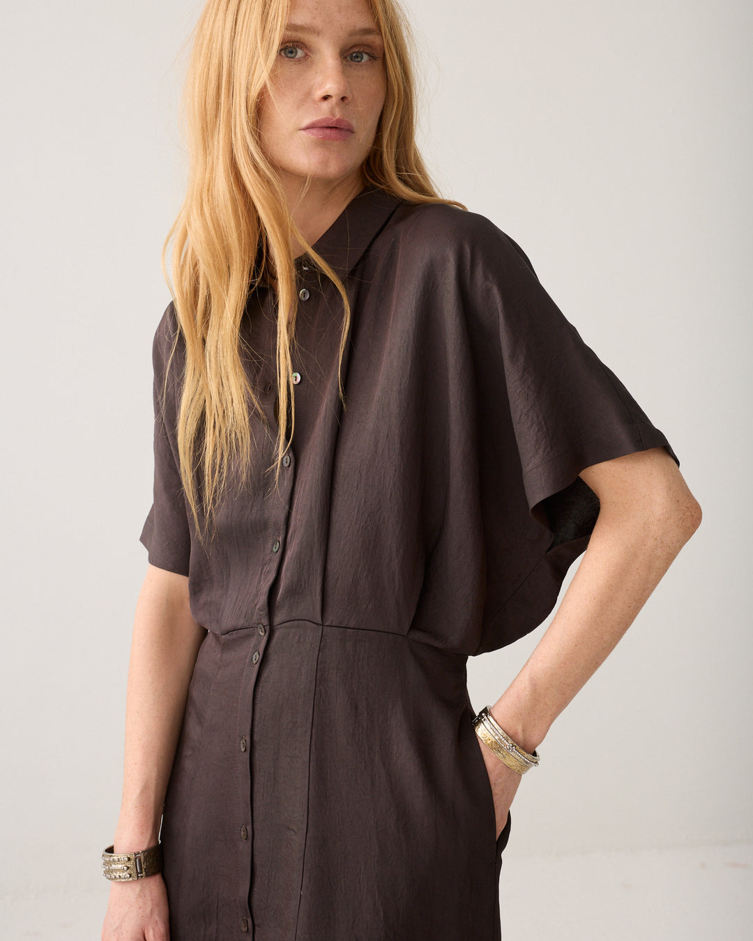 Robe-chemisier lustrée à taille cintrée