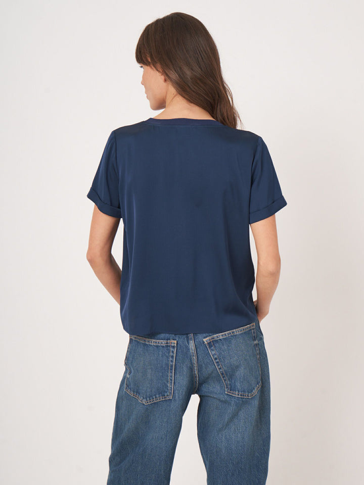 Blouse en satin de soie à col rond