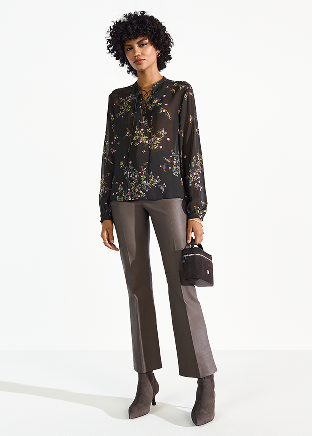 Blouse fleurie vaporeuse à col lacé