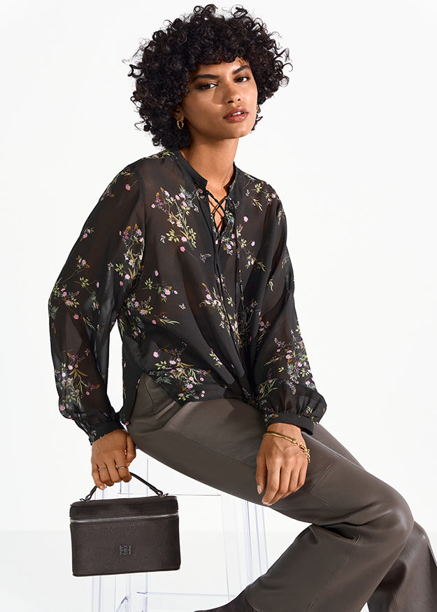 Blouse fleurie vaporeuse à col lacé
