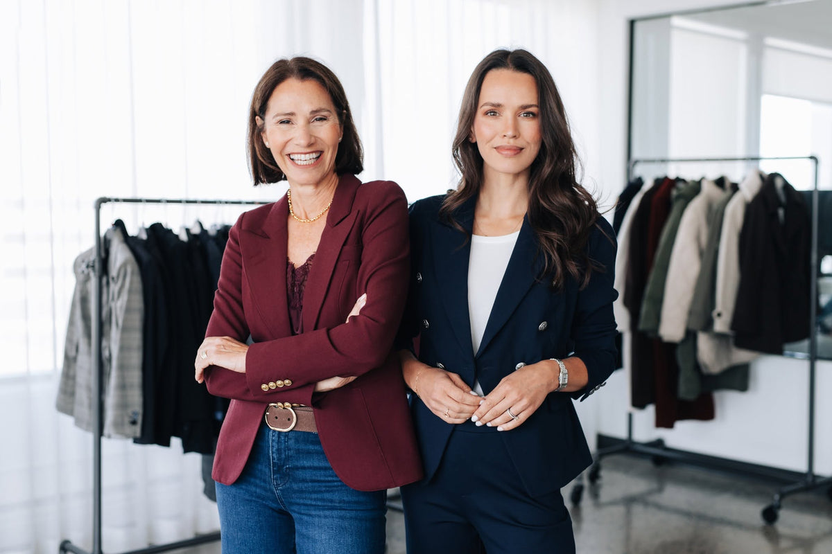 Une styliste d'AVEC STYLE présente des pièces à une cliente au studio de Montréal.