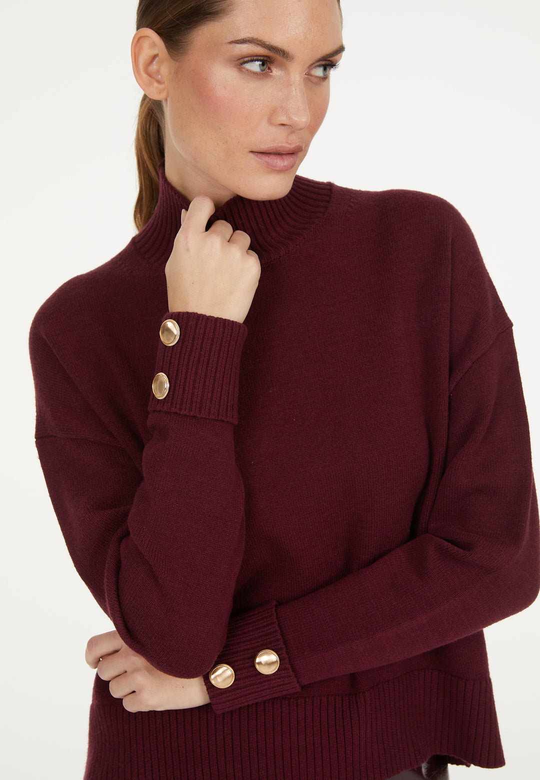 Pull avec boutons aux poignets et col montant