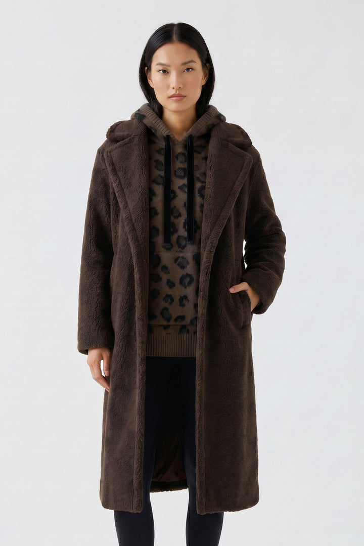 Manteau long duveteux à larges revers
