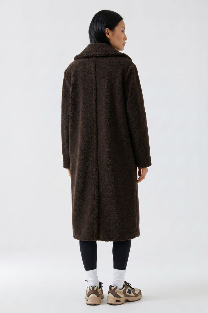 Manteau long duveteux à larges revers