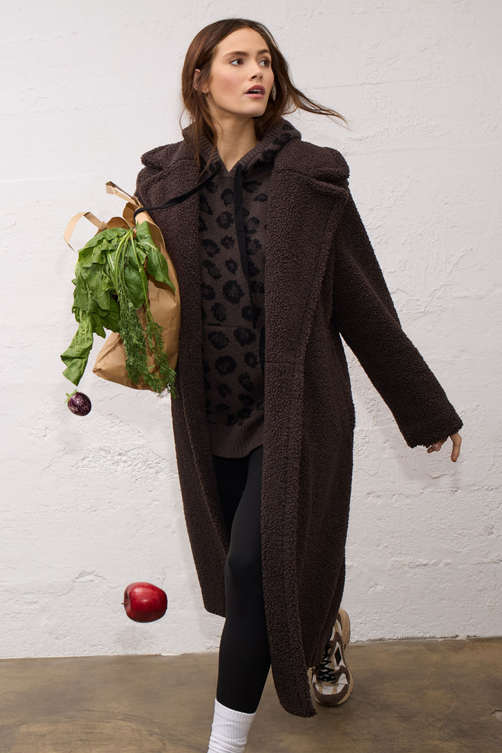 Manteau long duveteux à larges revers