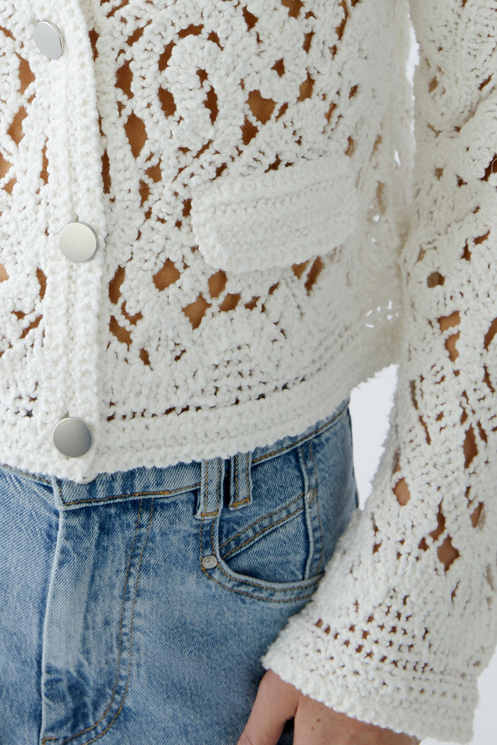 Cardigan ajouré en crochet avec boutons brossés