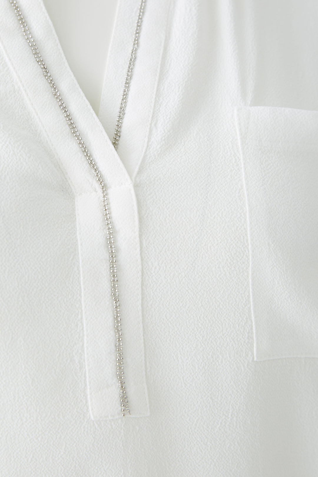 Blouse fluide à col V avec détail perlé