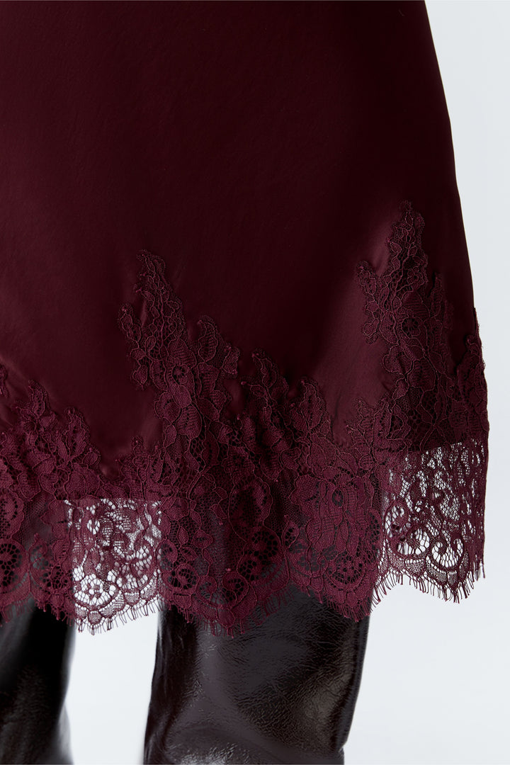 Jupe midi satinée avec dentelle