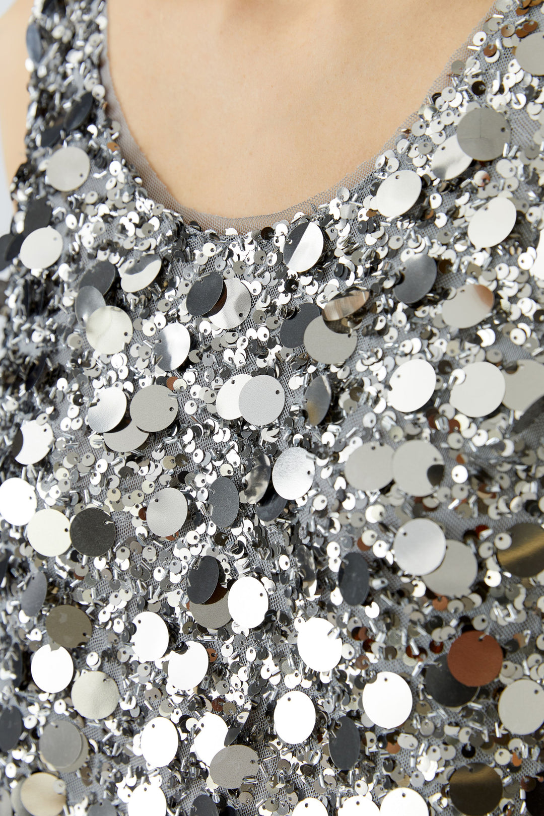 Haut sans manche argenté à pastilles et paillettes