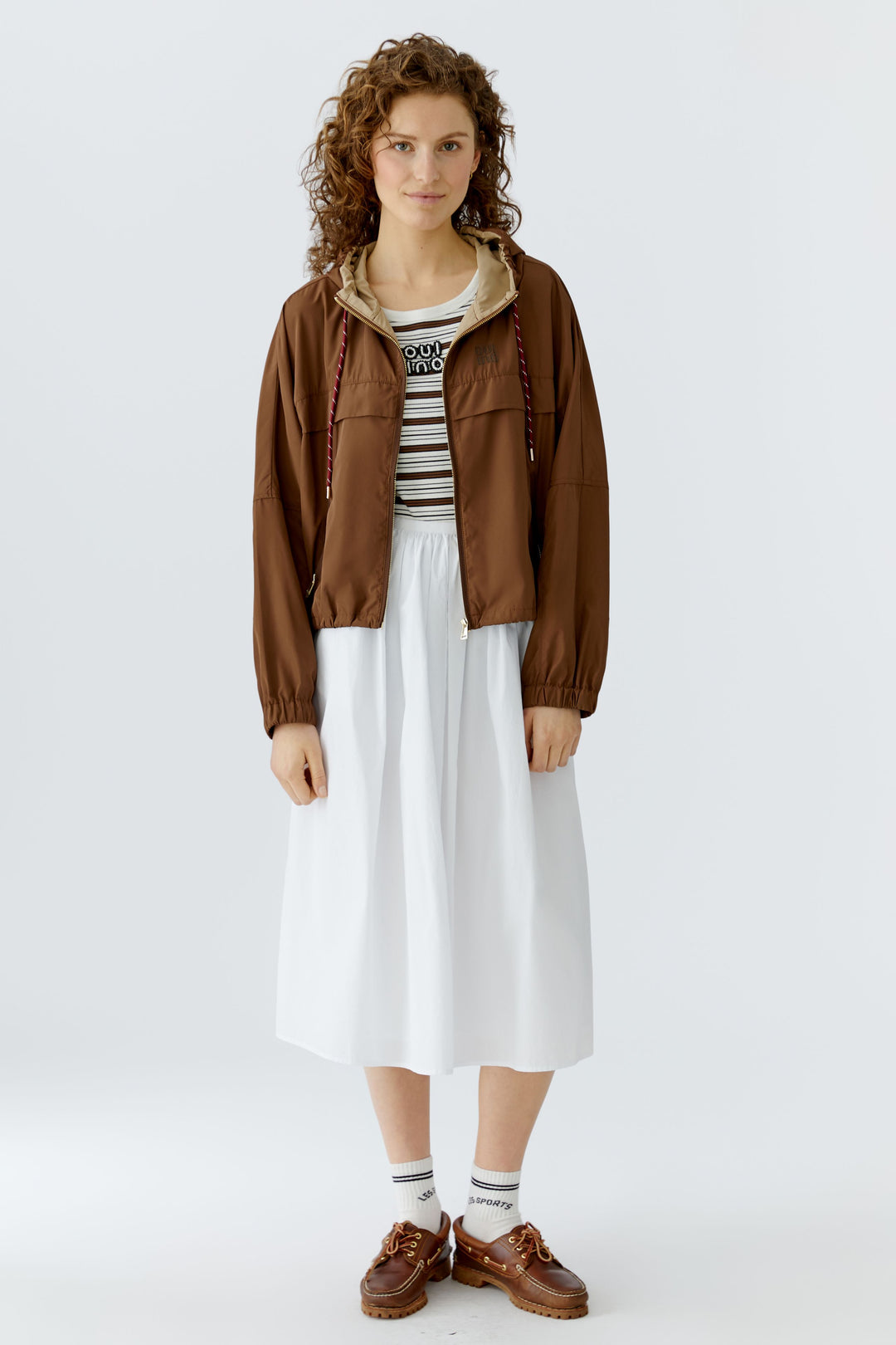 Blouson court à capuche esprit sportif